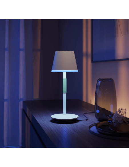 Lámpara de mesa portátil LED inteligente Hue Go blanco en una mesa