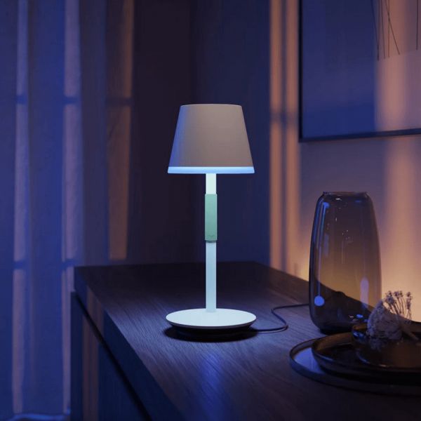 Lampe de table portable LED Hue Go Smart blanche sur une table