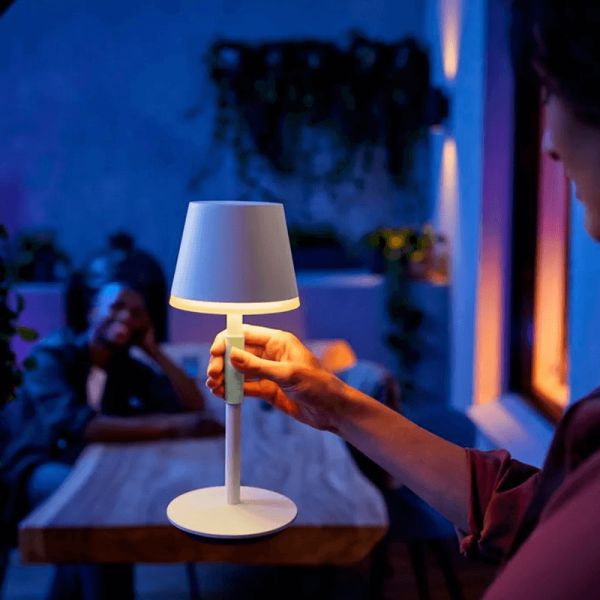 Lámpara de mesa portátil LED inteligente Hue Go blanco encendido