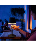 Lámpara de mesa portátil LED inteligente Hue Go negro-gris encendida