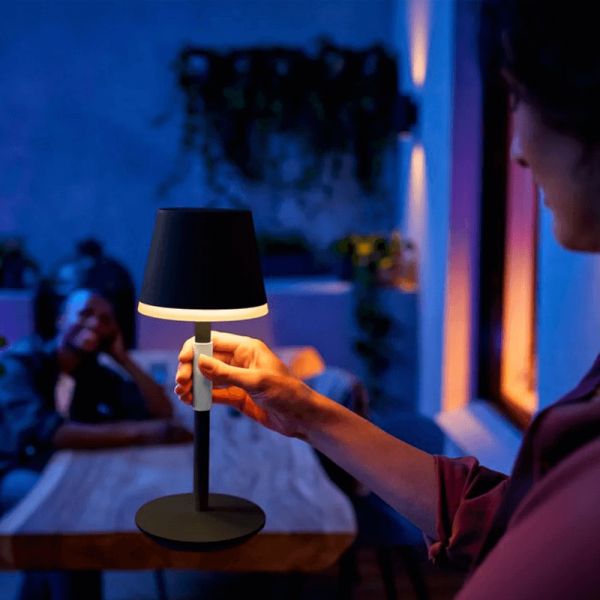 Lámpara de mesa portátil LED inteligente Hue Go negro-gris encendida