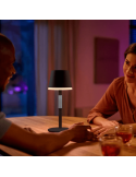 Lámpara de mesa portátil LED inteligente Hue Go negro-gris foto ambiente