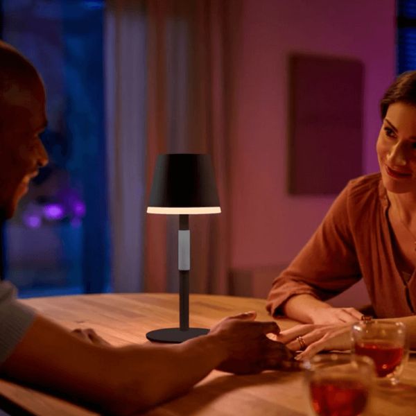 Lámpara de mesa portátil LED inteligente Hue Go negro-gris foto ambiente