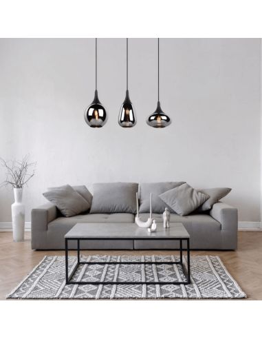 Luminária de teto suspensa preta vidro fumê 3 luzes 40W em uma sala de estar