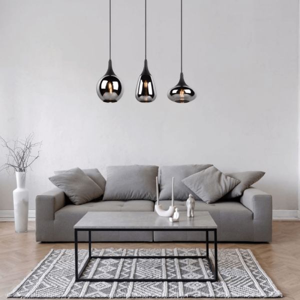Luminária de teto suspensa preta vidro fumê 3 luzes 40W em uma sala de estar