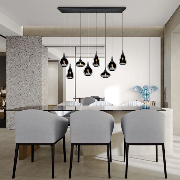 Luminária de teto suspensa preta vidro fumê 8 luzes 40W em uma sala de jantar