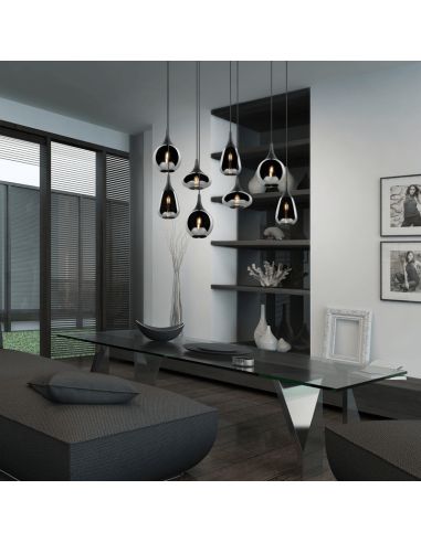 Luminária de teto suspensa preta vidro fumê 8 luzes 40W em uma sala de estar