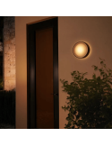 Aplique pared LED inteligente Daylo negro en una pared exterior