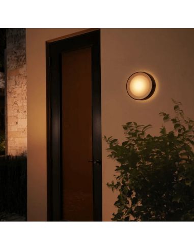 Aplique pared LED inteligente Daylo negro en una pared exterior