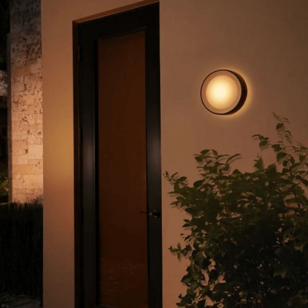 Aplique pared LED inteligente Daylo negro en una pared exterior