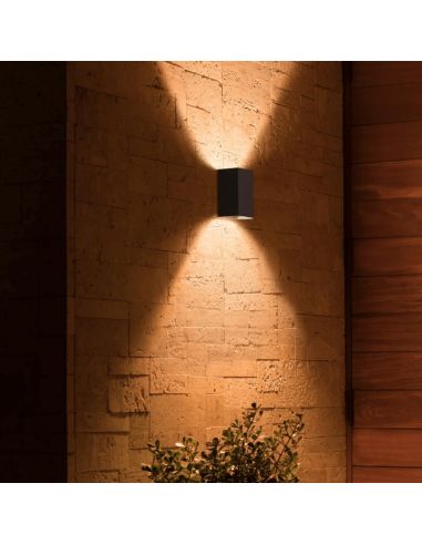 Aplique pared LED exterior Resonate negro 8W Philips Hue en el exterior