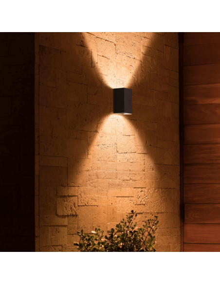 Aplique pared LED exterior Resonate negro 8W Philips Hue en el exterior