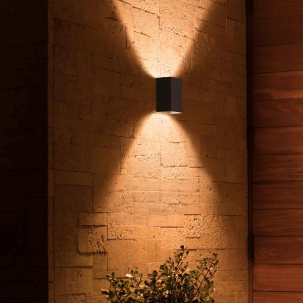 Aplique pared LED exterior Resonate negro 8W Philips Hue en el exterior