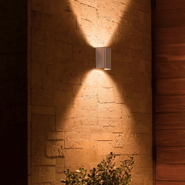 Aplique pared LED inteligente Resonate aluminio Philips Hue en el exterior