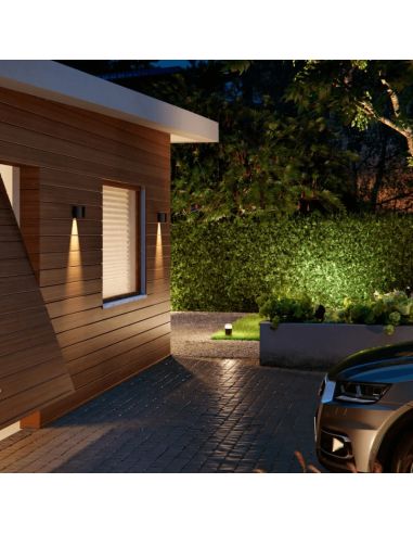 Aplique pared LED exterior Resonate Downward negro en un jardín