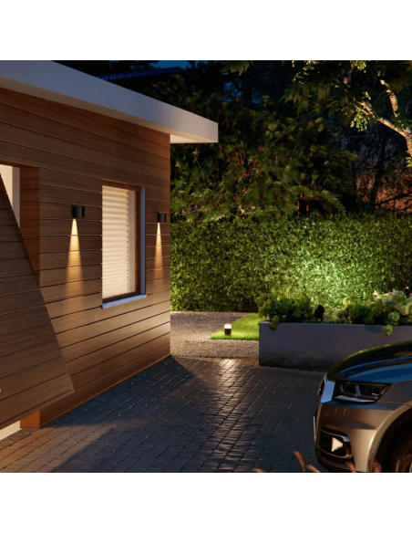 Luz de parede LED para exterior Black Resonate Downward num jardim