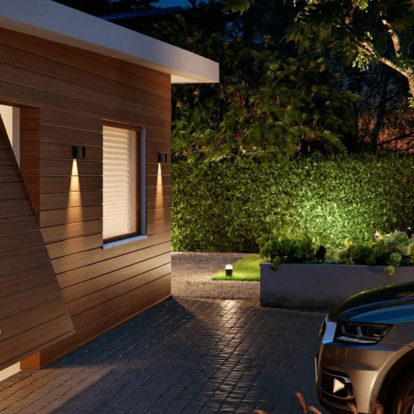 Aplique pared LED exterior Resonate Downward negro en un jardín