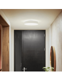 Plafonnier LED blanc intelligent Enrave medium au plafond d'un hall