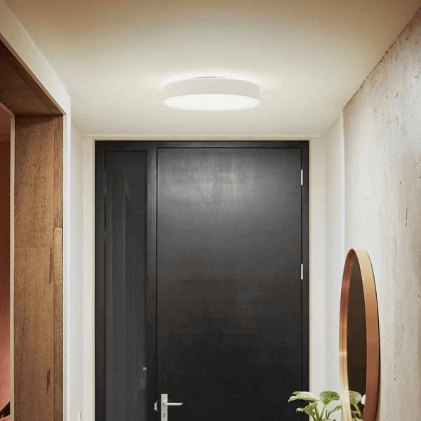 Plafonnier LED blanc intelligent Enrave medium au plafond d'un hall