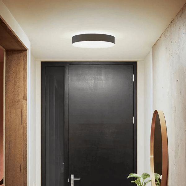 Plafón techo LED inteligente mediano Enrave negro en el techo de un hall