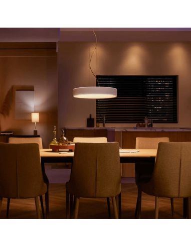 Lâmpada de teto LED Enrave 33,5 W branca inteligente em uma sala de jantar