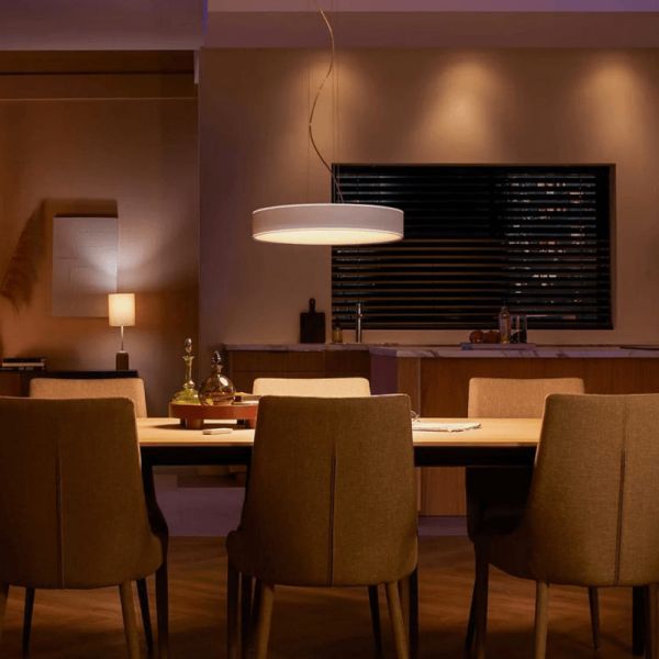 Lámpara techo LED inteligente Enrave blanco 33,5W en un comedor