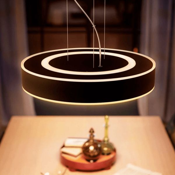 Plafonnier LED intelligent Enrave noir 33,5W lumière chaude allumée