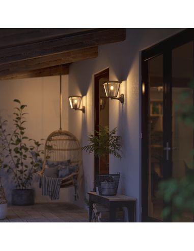 Candeeiro de parede exterior LED Inara Black 1 luz 7W num alpendre exterior