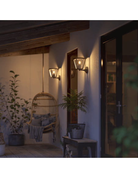 Aplique para exterior LED Inara Negro 1 luz 7W en un porche exterior