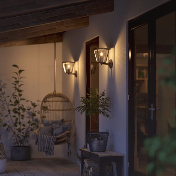 Aplique para exterior LED Inara Negro 1 luz 7W en un porche exterior