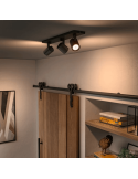 Foco LED 3 luces Runner negro en una habitación
