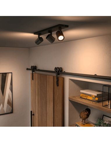 Refletor LED de 3 lâmpadas Runner preto em uma sala