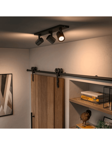 Foco LED 3 luces Runner negro en una habitación