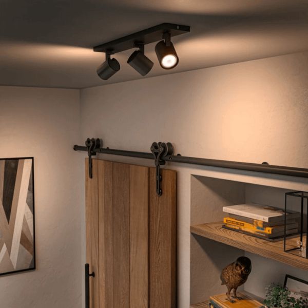 Foco LED 3 luces Runner negro en una habitación
