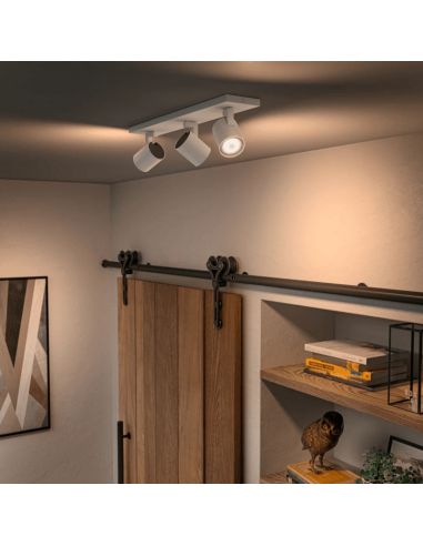 Foco LED 3 luces Runner blanco en el techo de una habitación