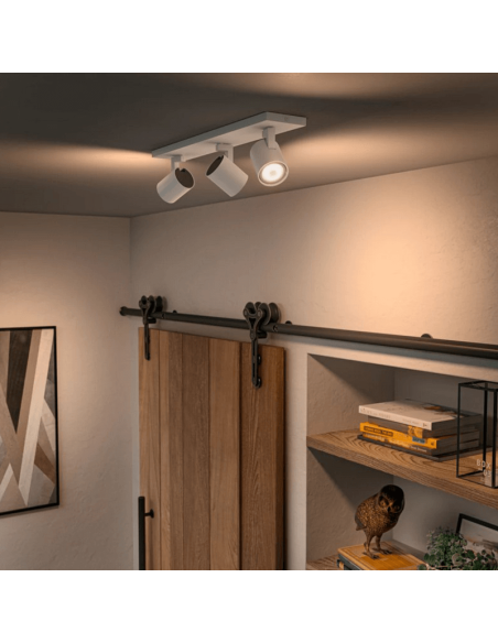 Foco LED 3 luces Runner blanco en el techo de una habitación
