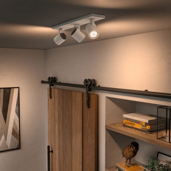 Foco LED 3 luces Runner blanco en el techo de una habitación