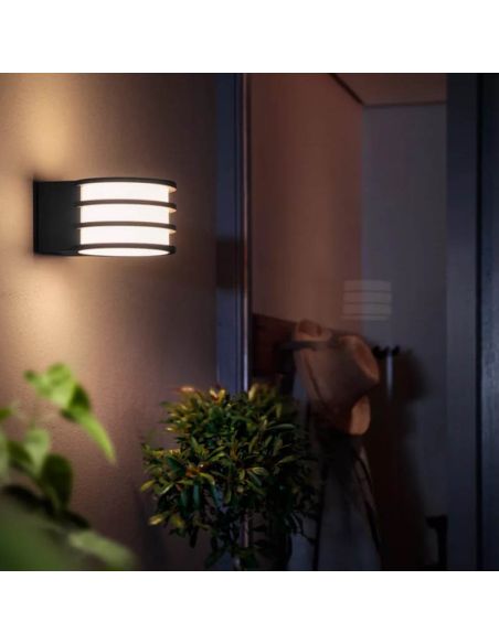 Aplique de pared LED exterior inteligente Lucca Hue White en una pared exterior