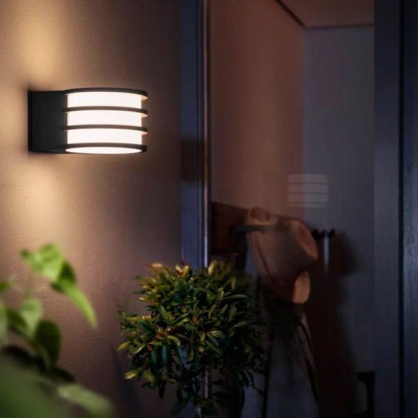 Aplique de pared LED exterior inteligente Lucca Hue White en una pared exterior