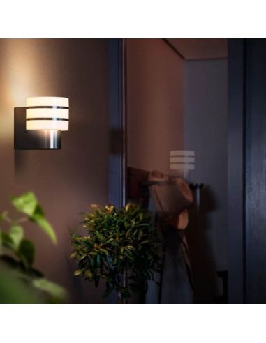 Aplique de pared LED exterior inteligente Tuar Hue White en una pared