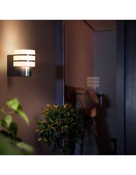 Aplique de pared LED exterior inteligente Tuar Hue White en una pared