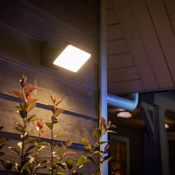 Foco LED exterior inteligente Welcome Hue White luz encendida