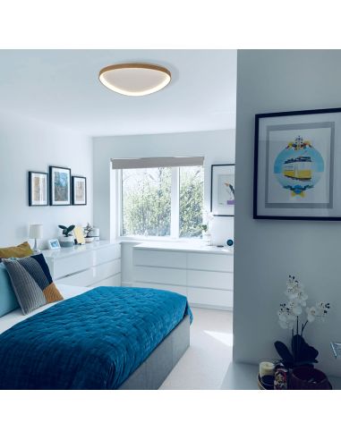 Plafón LED Niseko triangular con acabado madera ambiente