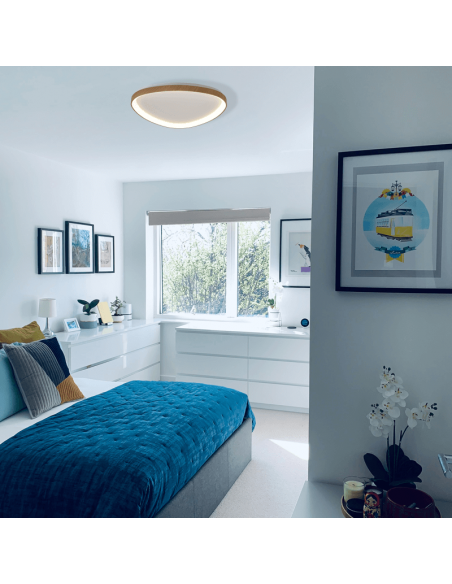 Plafón LED Niseko triangular con acabado madera ambiente