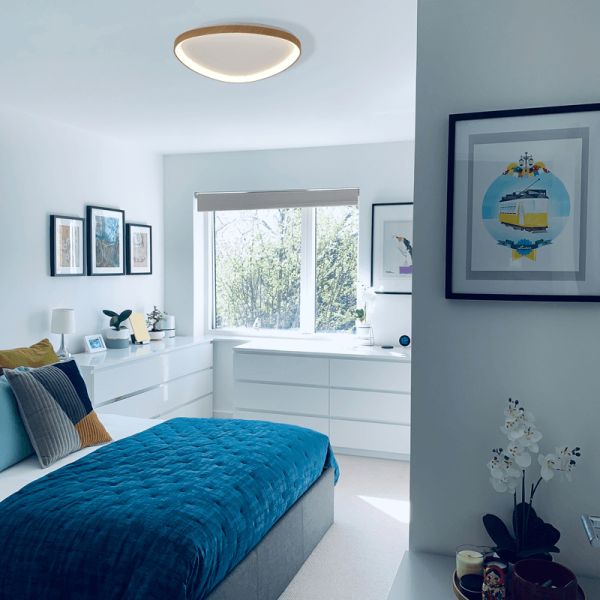 Luminária de teto triangular LED Niseko com acabamento em madeira ambiente