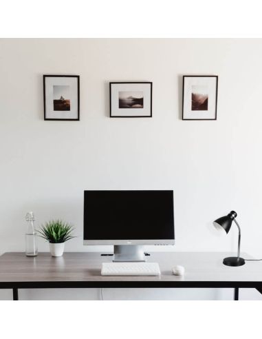 Lampe de table LED noire Harvey sur un bureau