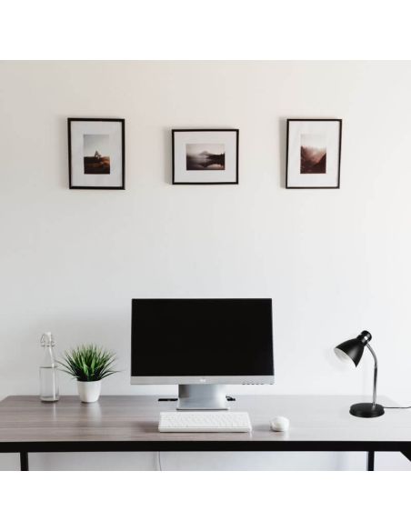 Lampe de table LED noire Harvey sur un bureau