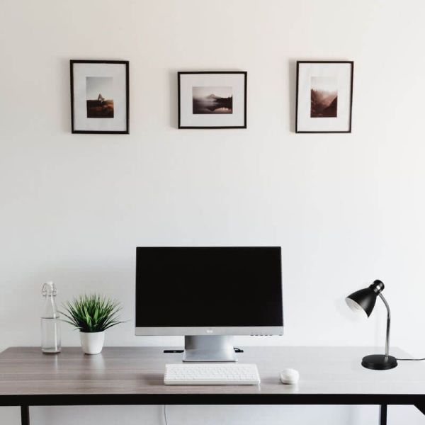 Lampe de table LED noire Harvey sur un bureau