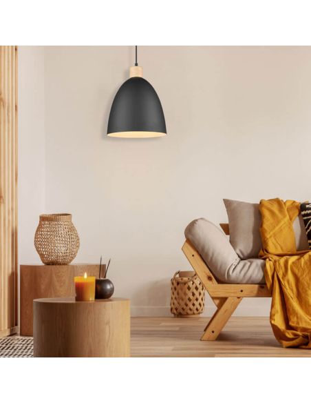 Lámpara de techo LED metal y madera Jagger negra encendida  en un salón