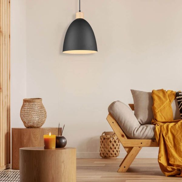 Lámpara de techo LED metal y madera Jagger negra encendida  en un salón